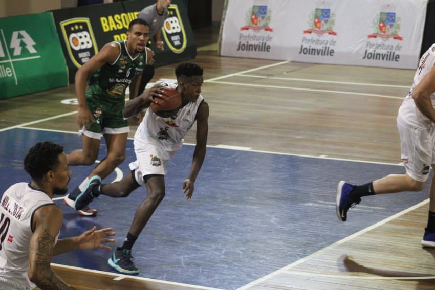 Basquete Joinville garante sua segunda vitória e vence o ADRM Maringá, pelo Brasileirão