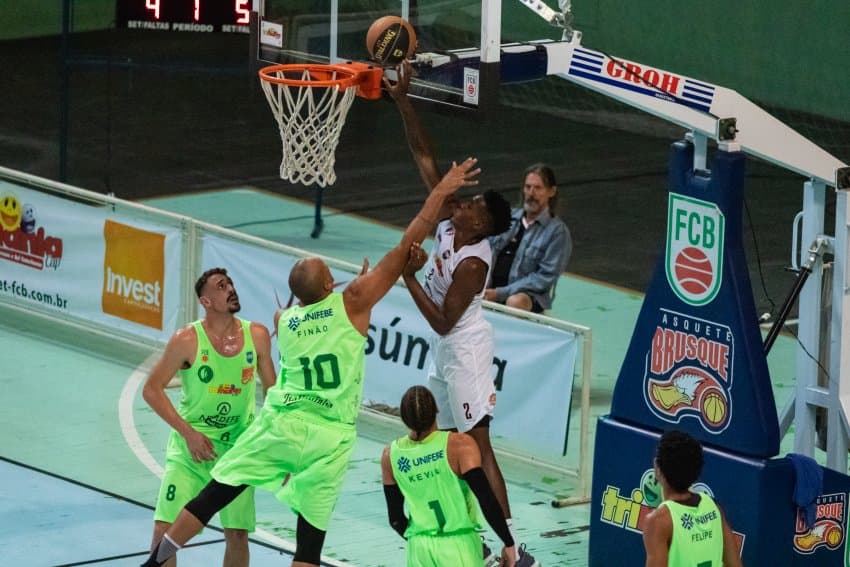 Com apenas um ponto de diferença, Basquete Joinville vence o Brusque pelo Brasileirão