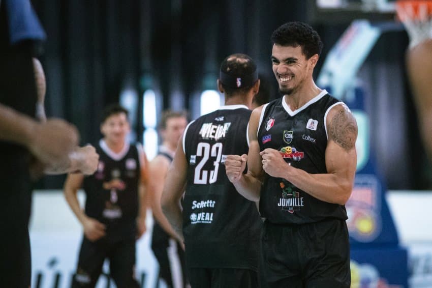 Basquete Joinville vence o Flamengo e iguala a série das quartas do Brasileirão