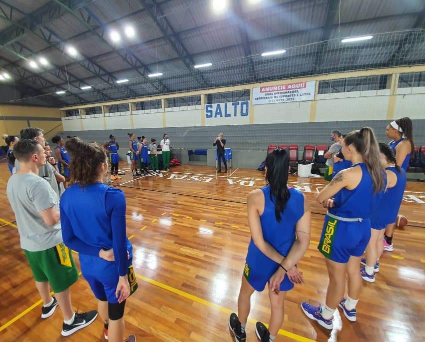 Seleção Brasileira feminina recebe a visita da Rainha Hortência