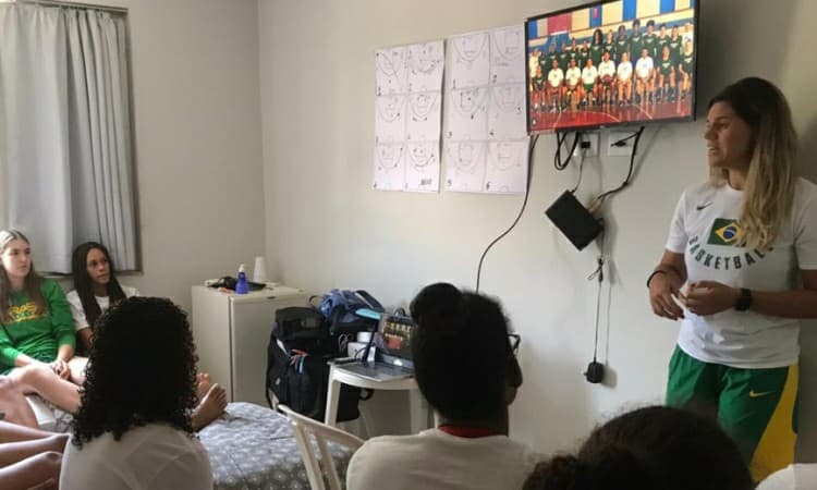 Comissão técnica multidisciplinar auxilia a Seleção Sub-17 Feminina durante a preparação