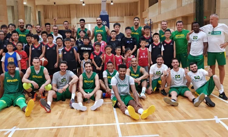 Já no clima da Copa do Mundo, Seleção Brasileira realiza primeiro treino em Nanjing