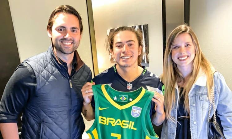 Whindersson Nunes ganha da CBB camisa personalizada da Seleção