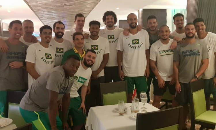 Seleção Brasileira recebe a visita de Tiago Splitter em Santo Domingo