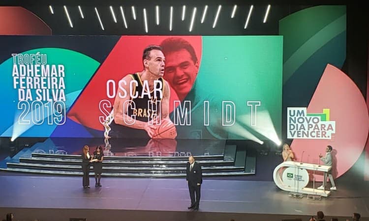 Oscar se emociona em homenagem máxima do Comitê Olímpico do Brasil