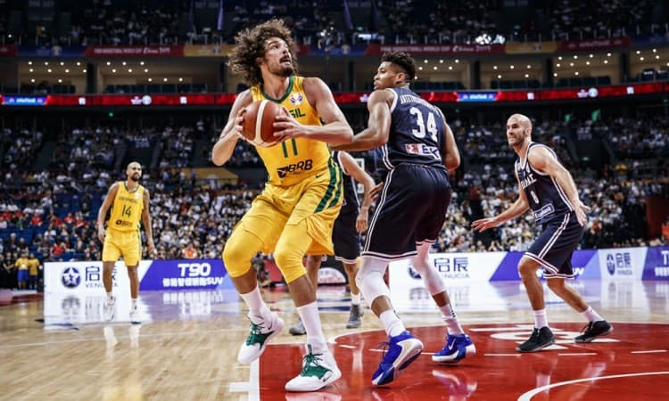 Varejão apaga o brilho de Antetokounmpo, e Brasil bate a Grécia por um ponto 