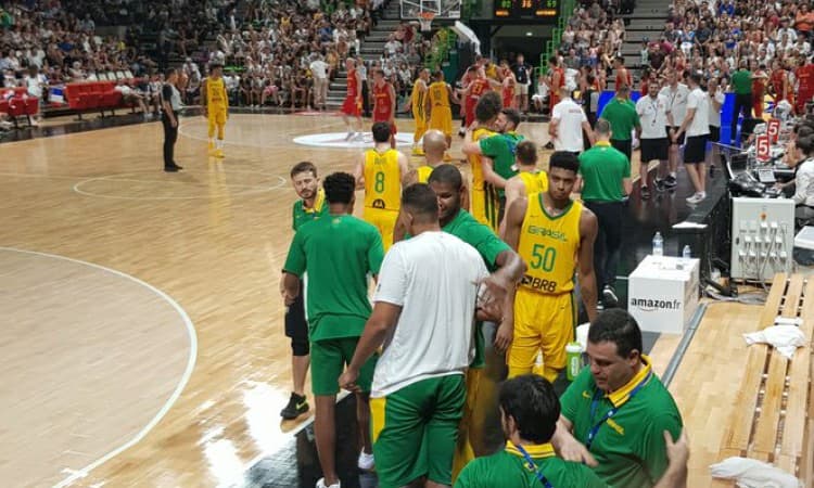 Com Leandrinho poupado e grandes atuações de Benite e Varejão, Seleção Brasileira bate Montenegro por 80 a 69