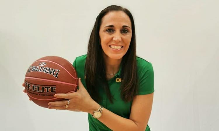 Rádio CBB entrevista a gerente da seleção feminina Adriana Santos