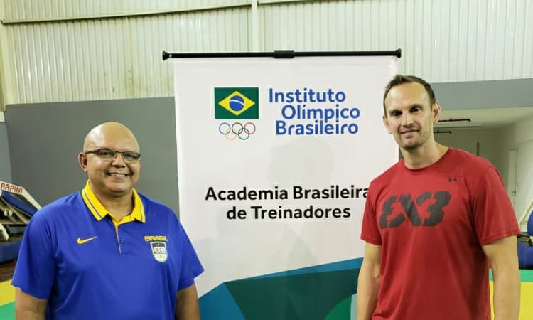 Alunos do Curso de Treinadores de Basquete 3x3 participam de estágio com o norte-americano Charles Arnold 