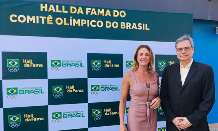 Rainha Hortência eterniza as mãos no Hall da Fama do COB