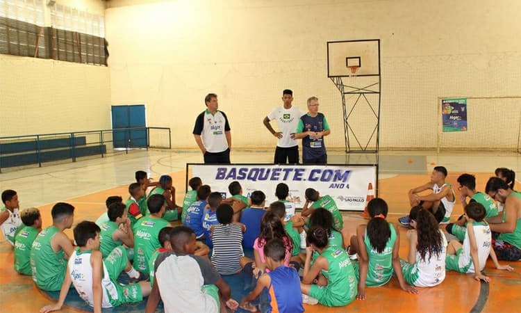 Marcos “Didi” Louzada visita o Projeto Social Basquete.com em Franca 