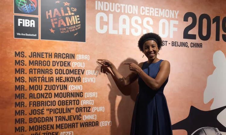 Janeth Arcain é oficializada no Hall of Fame e Oscar discursa em evento da FIBA na China
