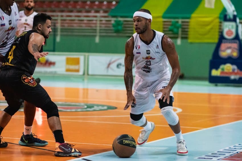Basquete Joinville quebra a invencibilidade da equipe do NBPG Ponta Grossa e sobe na tabela do Brasileirão