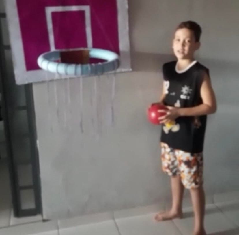 Basquete lúdico: crianças criam tabelas em projeto em Guaraí, Tocantins