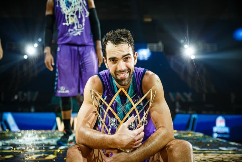 Burgos de Benite vence o AEK e conquista a Champions League