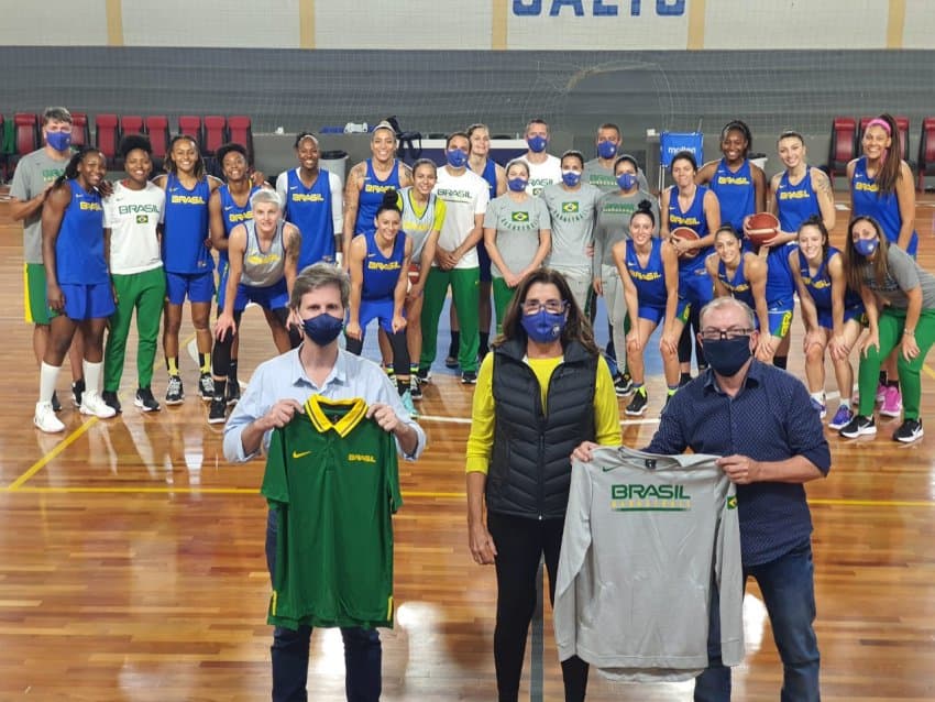 Seleção Brasileira feminina recebe prefeito e secretário de esportes de Salto