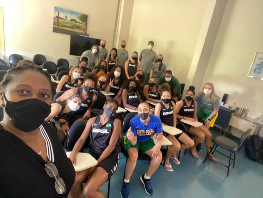 Seleção sub-18 se encontra com Roseli do Carmo: 'Meninas precisam conhecer o peso da camisa'