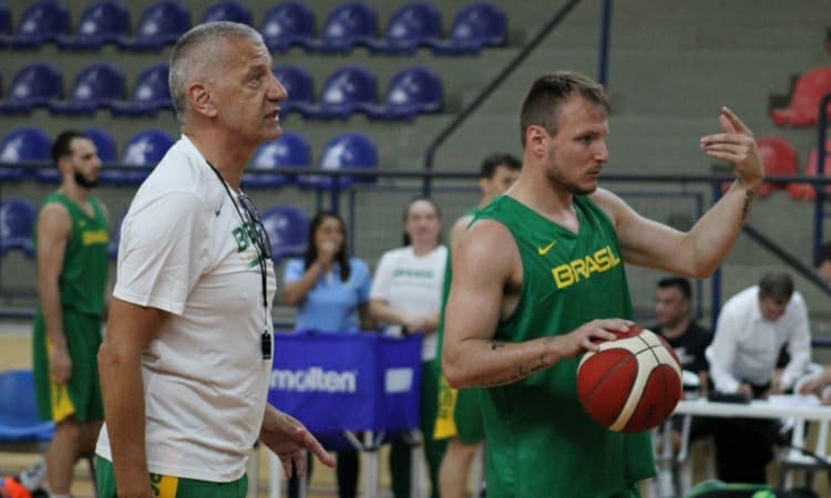 Seleção masculina faz primeiro treino em São José dos Pinhais, e Rafa Luz analisa o Uruguai