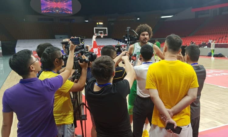 Campeões da NBA, Leandrinho e Varejão recebem o carinho dos fãs estrangeiros