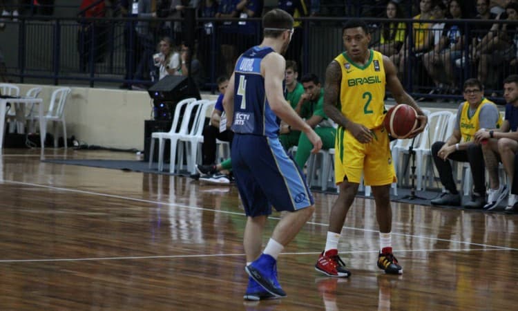 Com festa da torcida, Brasil vence o Uruguai na estreia das Eliminatórias da Americup