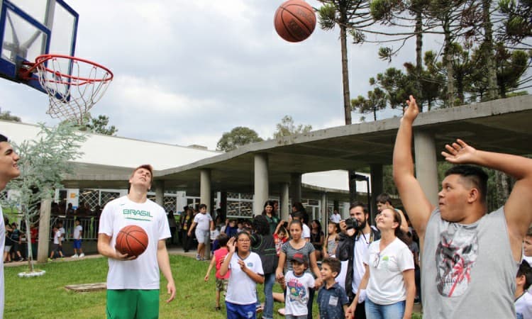 CBB Cuida: jogadores da seleção visitam escola Madre Paulina em São José dos Pinhais