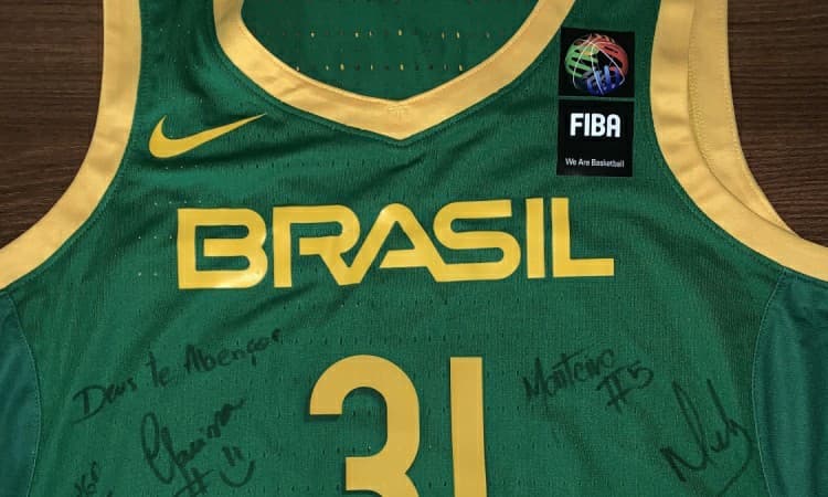 Camisa da seleção feminina vai à leilão por despoluição nos mares