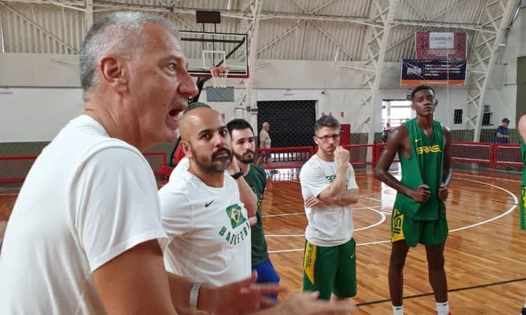 Aleksandar Petrovic acompanha treino da seleção masculina Sub-17