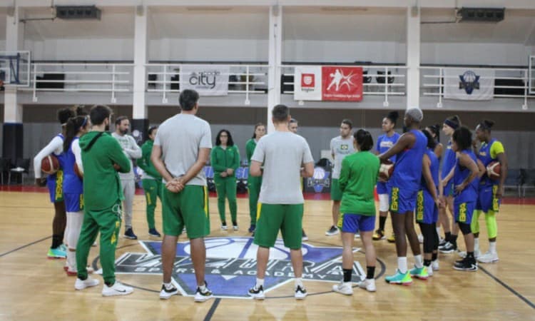 Campeã mundial e medalhista olímpica, gerente Adriana Santos destaca foco da seleção feminina
